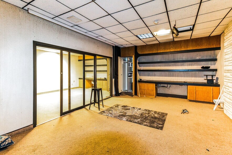 More Photos Of 200 W 4th St, Plainfield Light Distribution For Lease