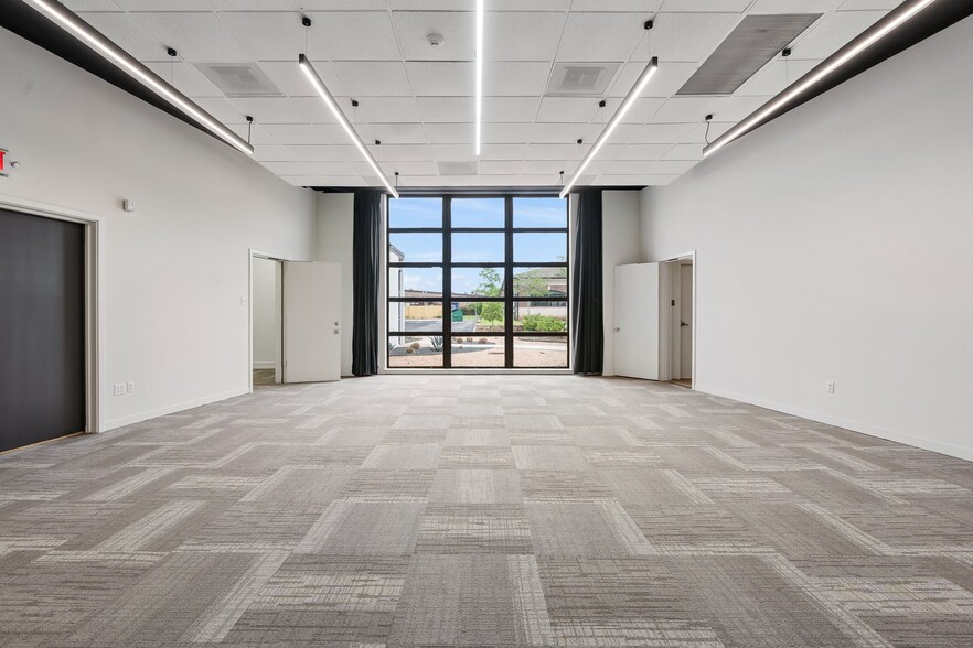 More Photos Of 702 N Thompson St, Conroe Office For Sale