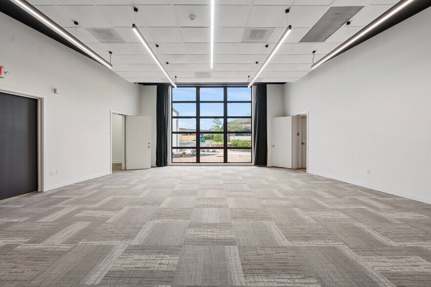 More Photos Of 702 N Thompson St, Conroe Office For Lease