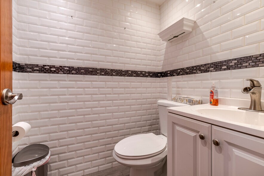 More Photos Of 3232 Francis Lewis Blvd, Flushing General Retail For Lease