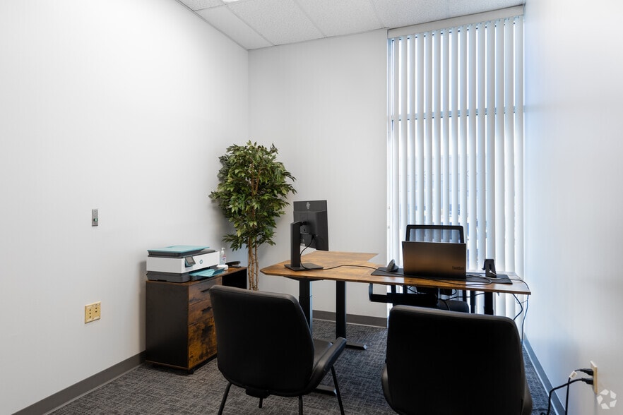 More Photos Of 2507 Investors Row, Orlando Distribution For Lease