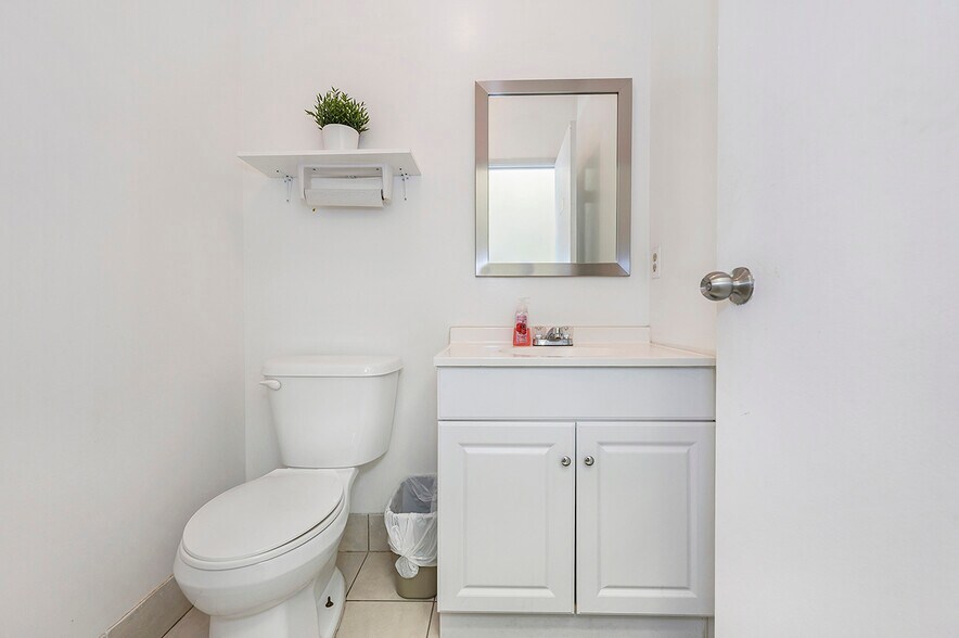 More Photos Of 5775 Atlantic Dr, Mississauga Distribution For Sale