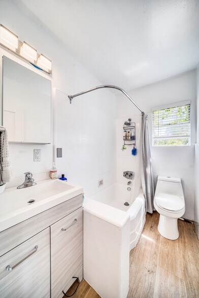 More Photos Of 1231-1233 17th St, Santa Monica Apartments For Sale