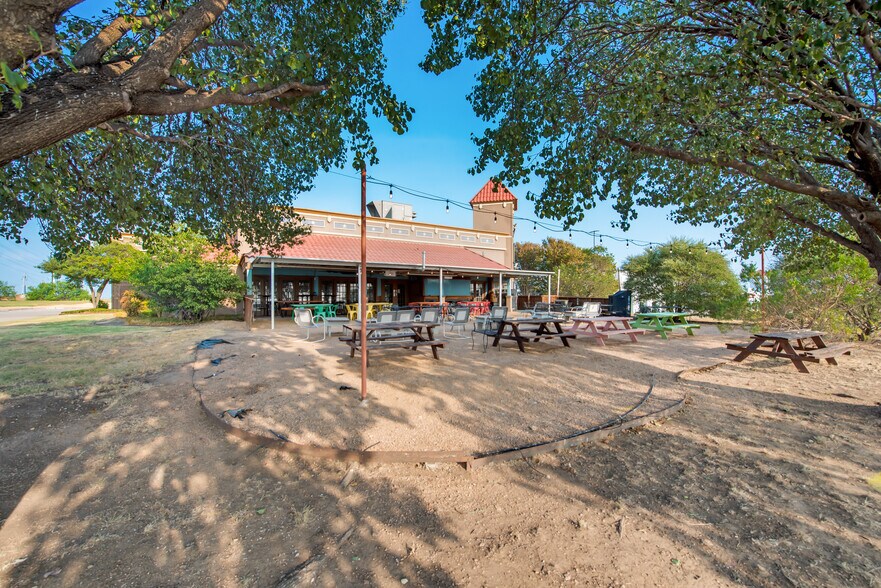 More Photos Of 5812 N Interstate 35, Denton Restaurant For Lease