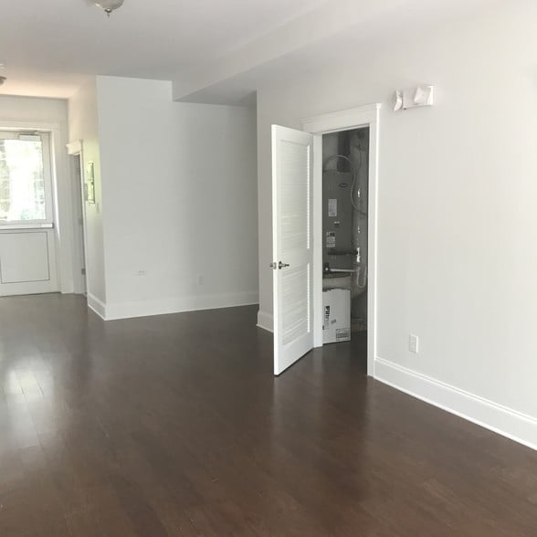 More Photos Of 708 S Shelmore Blvd, Mount Pleasant Storefront Retail Residential For Lease