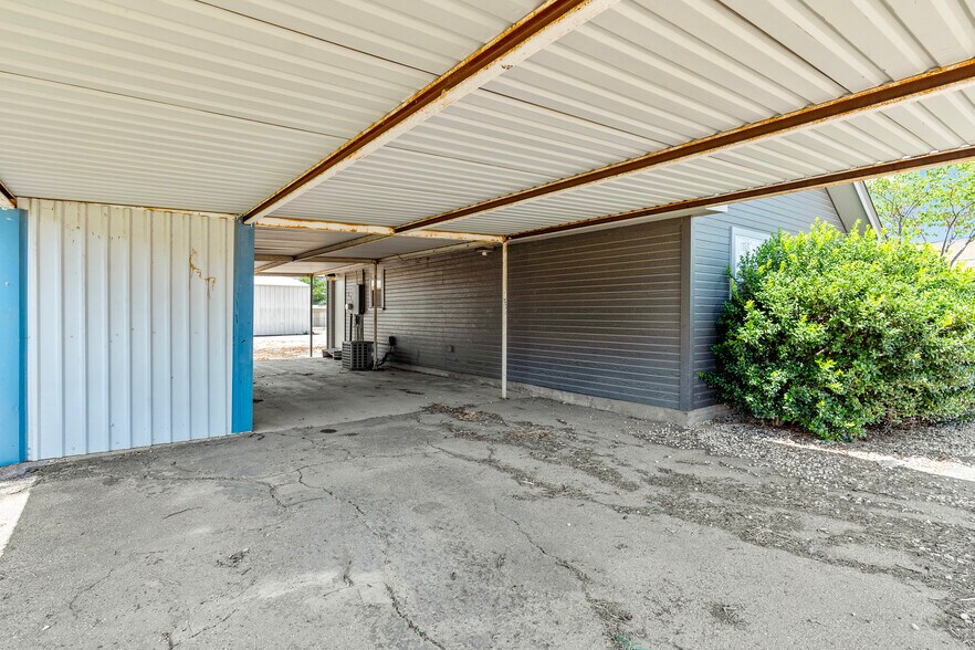 More Photos Of 105 W Walnut St, Hillsboro Flex For Sale