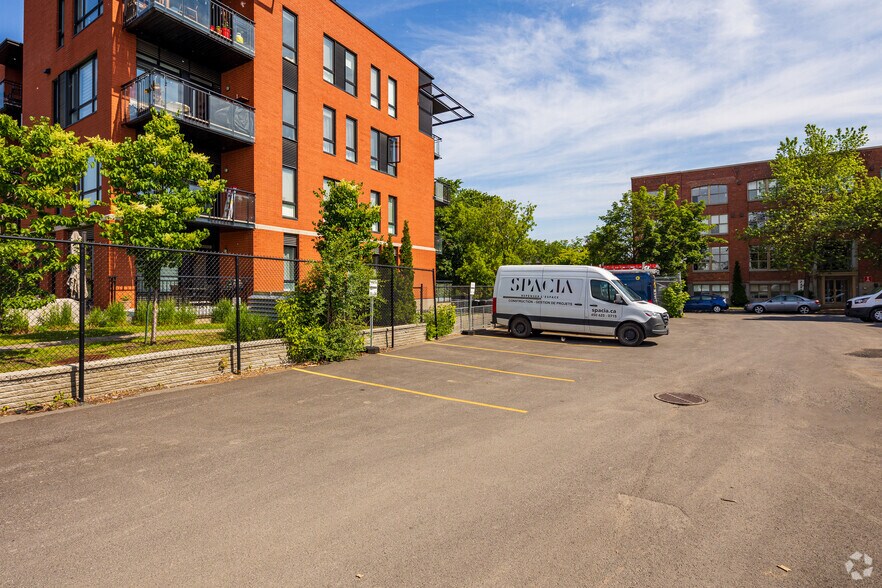 More Photos Of 2260 Av Aird, Montréal Light Distribution For Lease