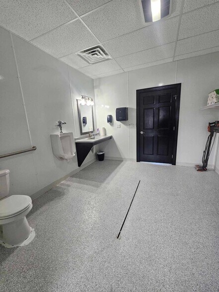 More Photos Of 170 W Circle Dr, Saint Charles Manufacturing For Sale