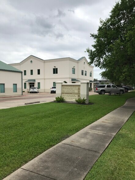 More Photos Of 121 E Magnolia St, Friendswood Office For Lease
