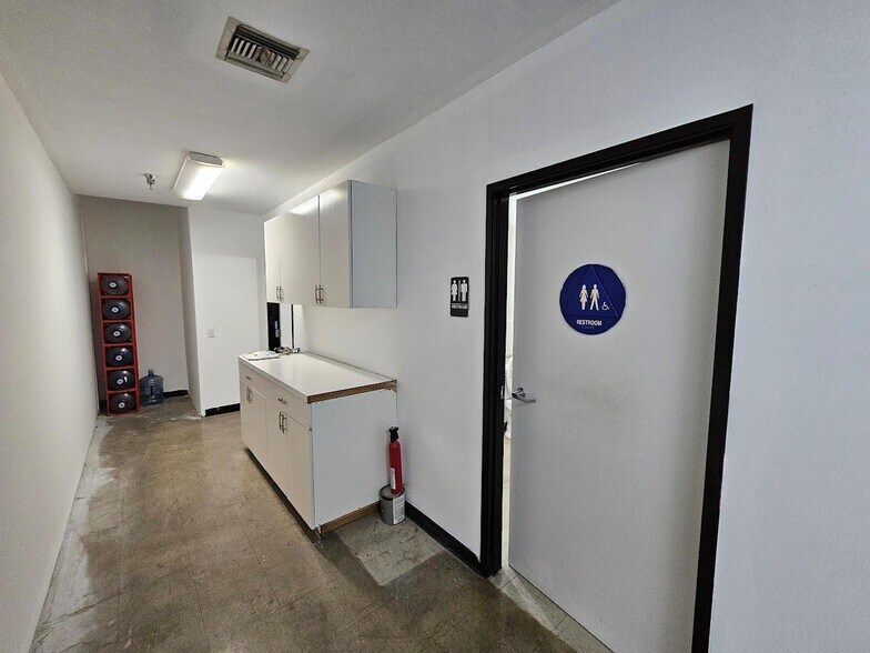 More Photos Of 1335 S Hill St, Los Angeles Showroom For Lease