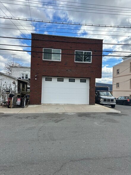 More Photos Of 20 Fullerton Ave, Yonkers Light Manufacturing For Lease