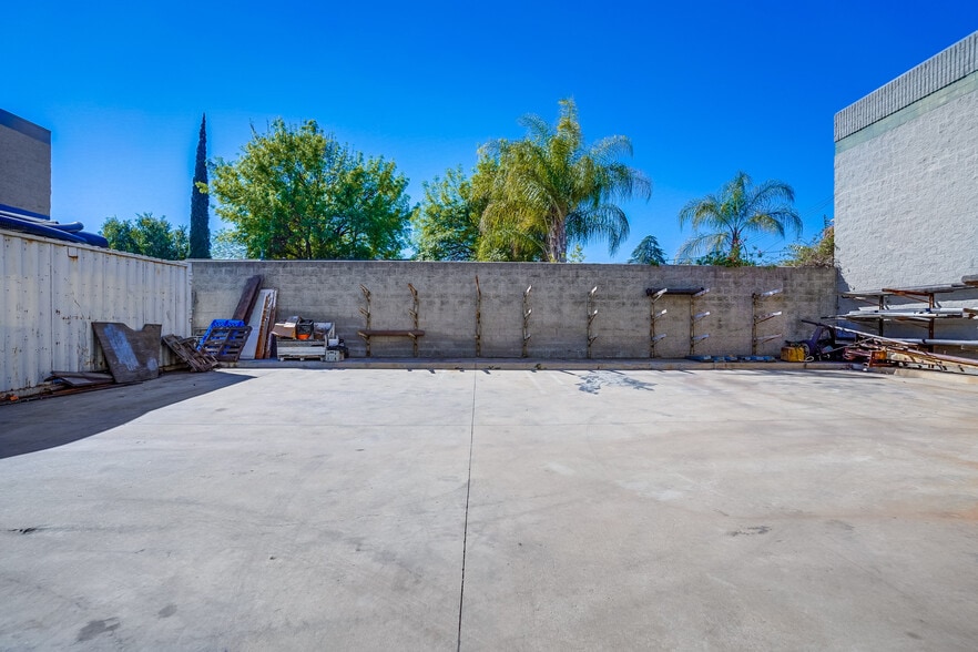 More Photos Of 11930 Goldring Rd, Arcadia Light Distribution For Lease