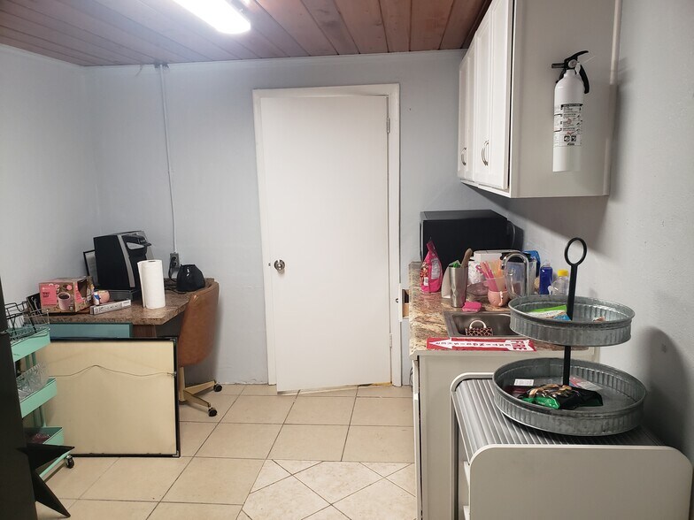 More Photos Of 201 W Shell Point Rd, Ruskin Office For Sale