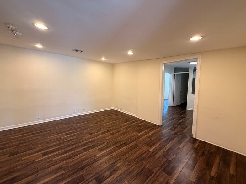 More Photos Of 11696 Ventura Blvd, Studio City Office For Lease