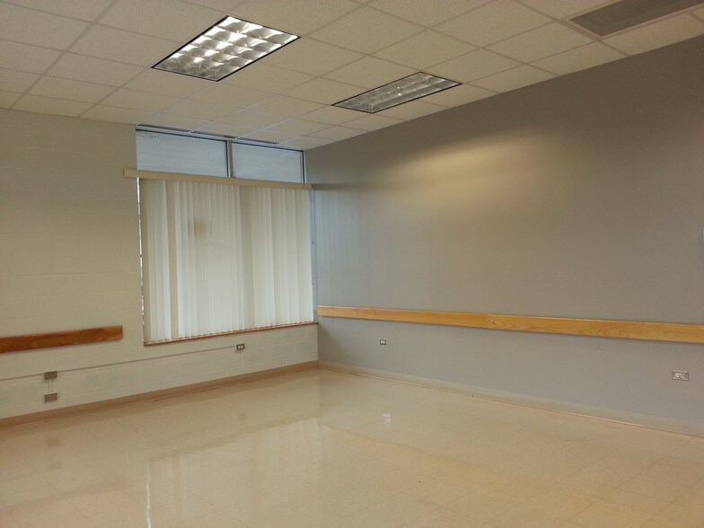 More Photos Of 155 N Seymour Ave, Mundelein Unknown For Lease