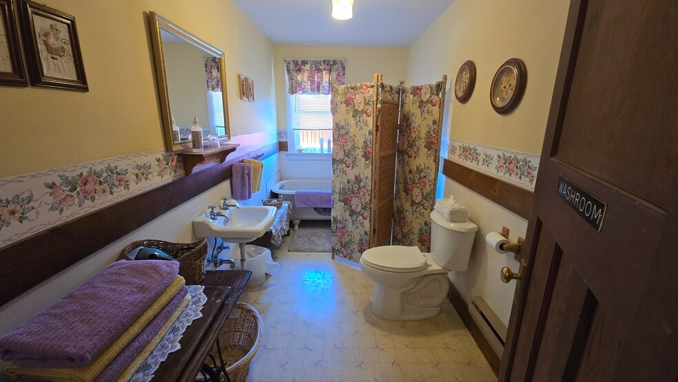 More Photos Of 1080 Stack Valley Rd, Cariboo Hotel For Sale