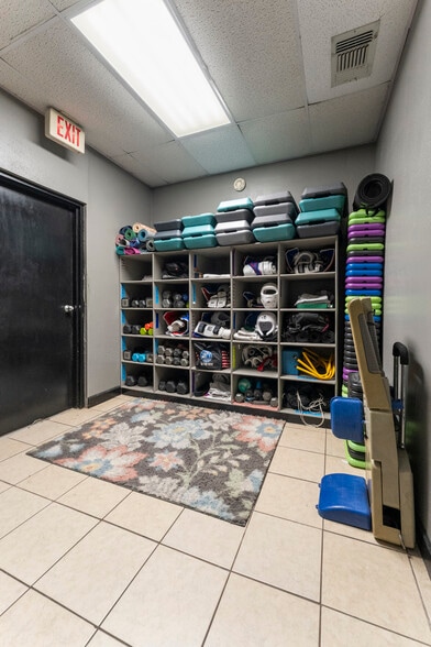 More Photos Of 9585 Braun Rd, San Antonio Storefront Retail Office For Sale