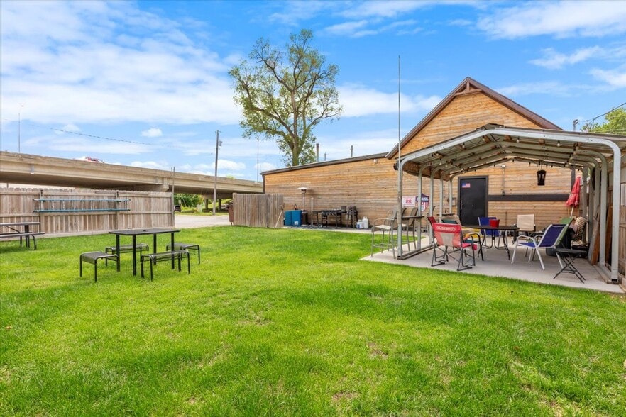 More Photos Of 626 16th Avenue, Council Bluffs General Retail For Sale