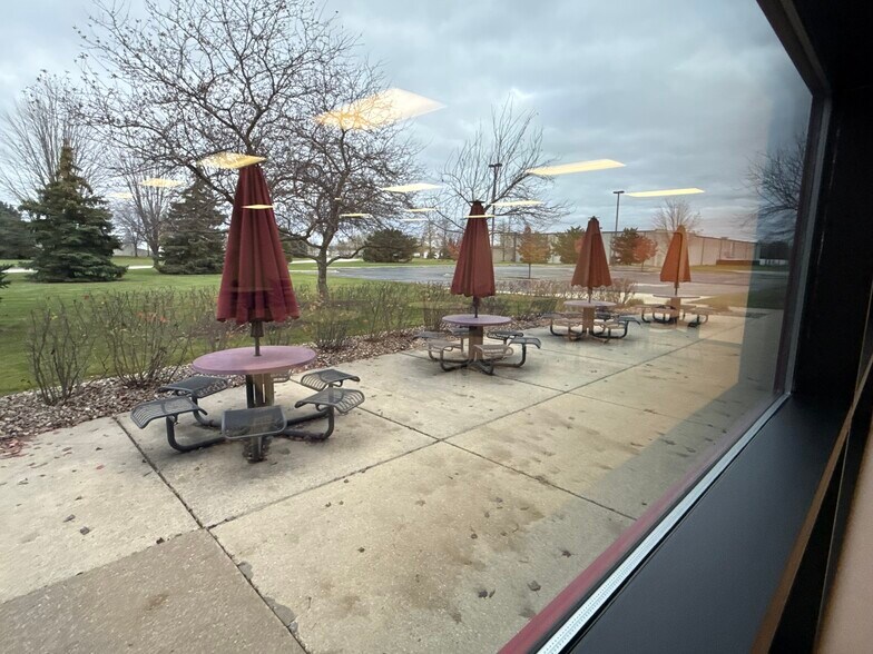 More Photos Of 1776 W Matthew Dr, De Pere Manufacturing For Sale