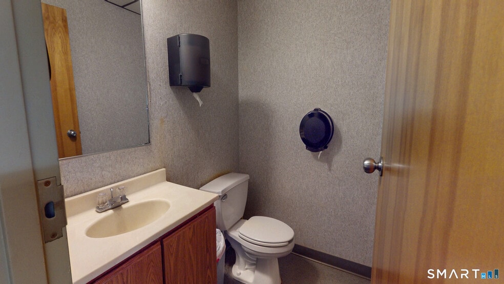 More Photos Of 160 Oak St, Glastonbury Office For Sale