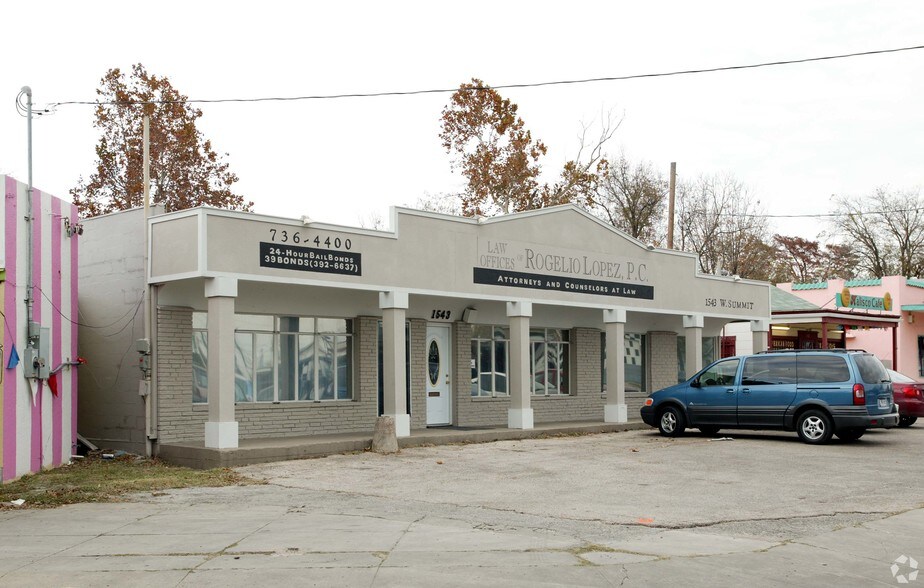 More Photos Of 1543 W Summit Ave, San Antonio Showroom For Sale