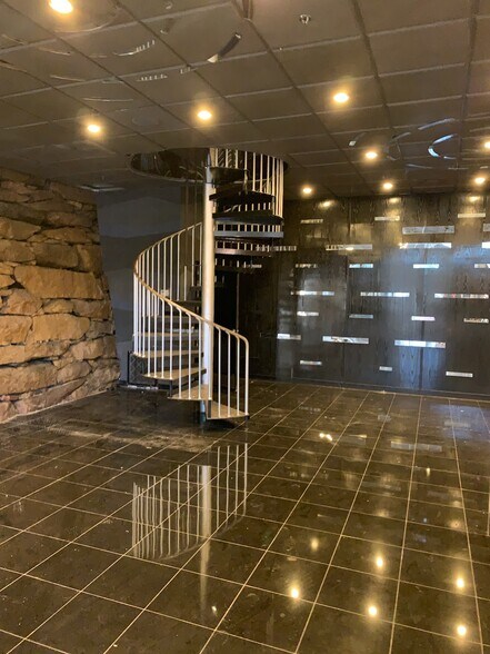 More Photos Of 241 Southbridge St, Worcester Bar For Lease