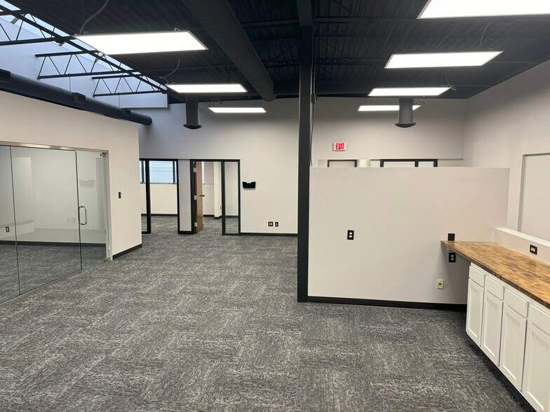 More Photos Of 10078 E Kemper Rd, Montgomery Unknown For Lease