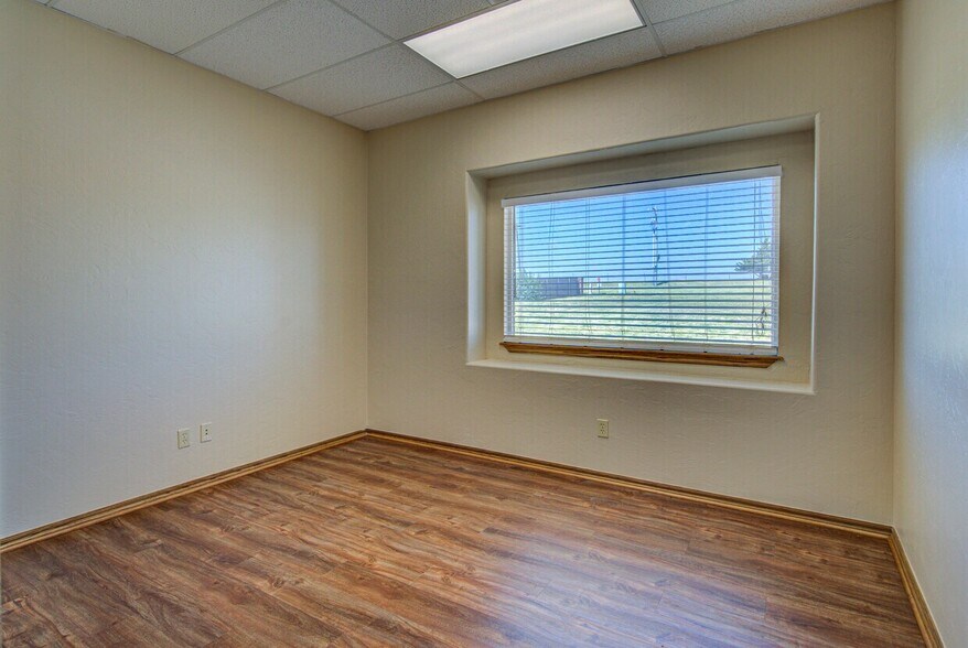 More Photos Of 2830 NW 32nd St, Newcastle Office For Lease