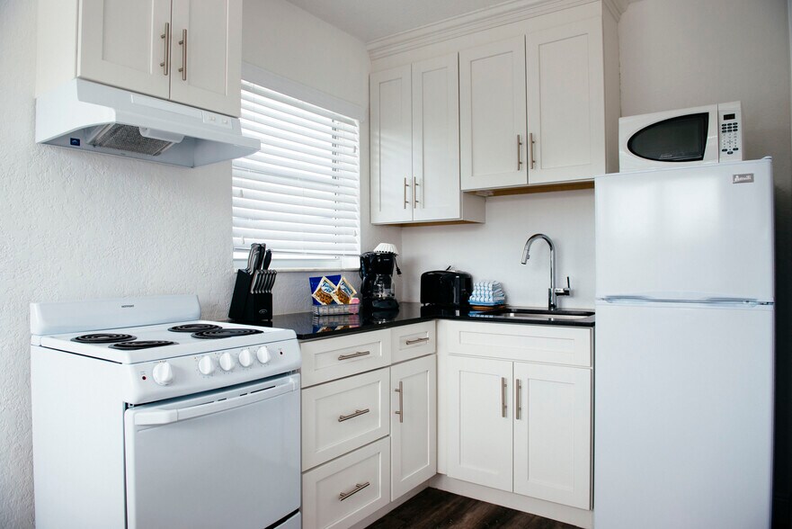 More Photos Of 4301 El Mar Dr, Lauderdale By The Sea Hotel For Sale