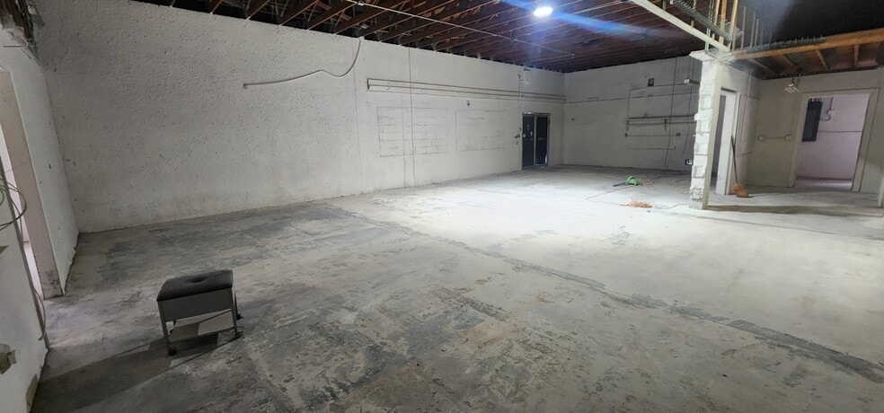 More Photos Of 284 S Center St, Pierson Auto Repair For Lease
