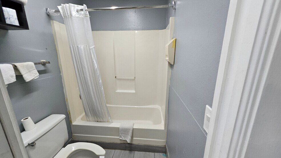 More Photos Of 670 E Vine St, Kissimmee Hotel For Sale