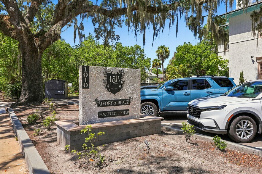 More Photos Of 1010 E Victory Dr, Savannah Office For Lease