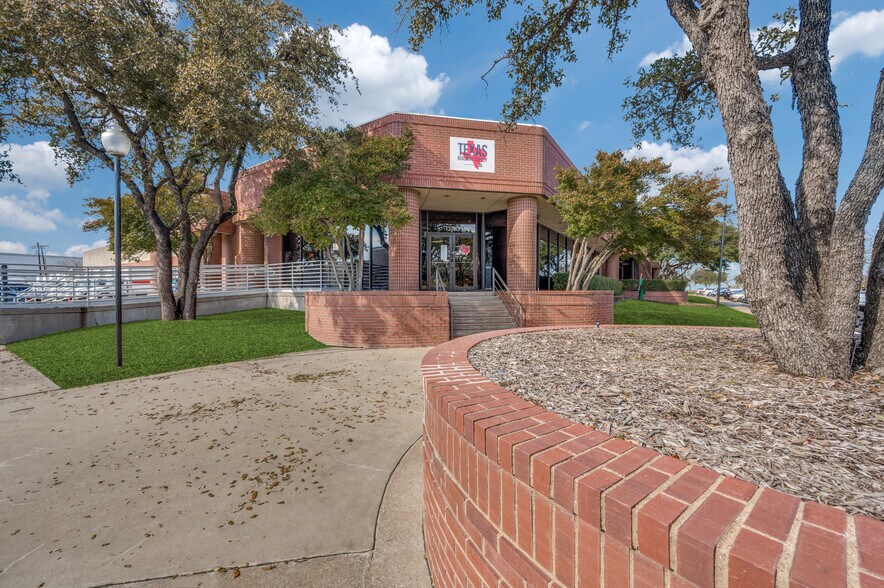 Primary Photo Of 13780 Benchmark Dr, Farmers Branch Distribution For Lease