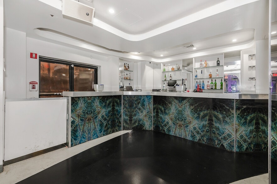 More Photos Of 145 SW 1st Ave, Fort Lauderdale Bar For Lease