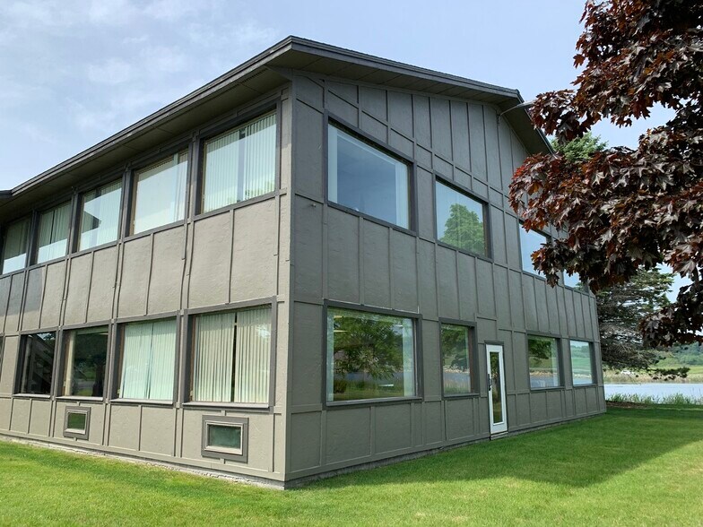 More Photos Of 933 N 8th St, Gladstone Office For Lease