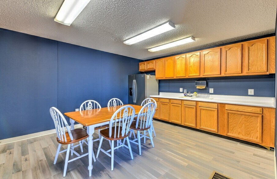 More Photos Of 819 Industrial Rd, Centerville Manufacturing For Sale