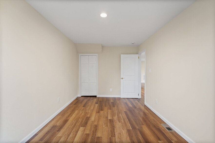 More Photos Of 8519 Chestnut Ave, Bowie Storefront For Sale