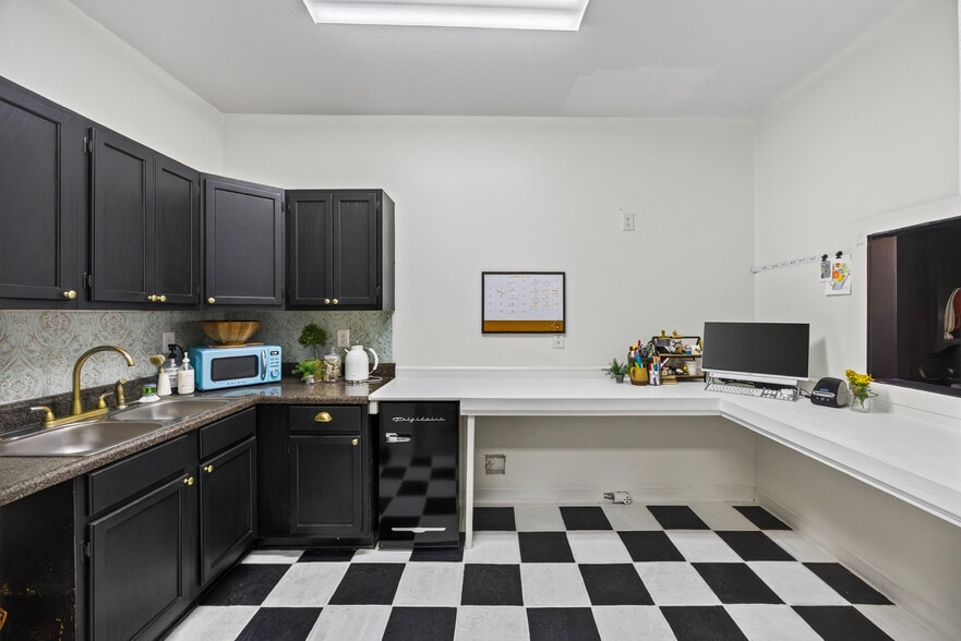 More Photos Of 107 W Commercial Ave, Monterey Office For Sale