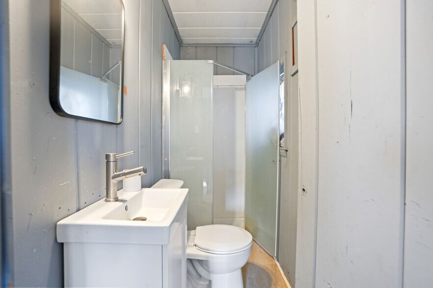 More Photos Of 4983 E Indiana Beach Rd, Monticello Hotel For Sale