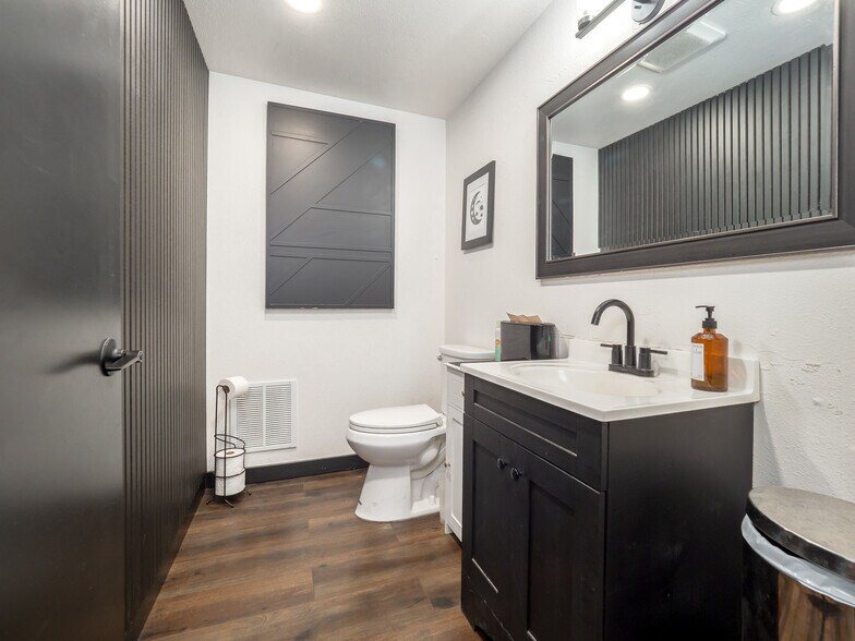 More Photos Of 503 E 1st St, Newberg Storefront For Sale