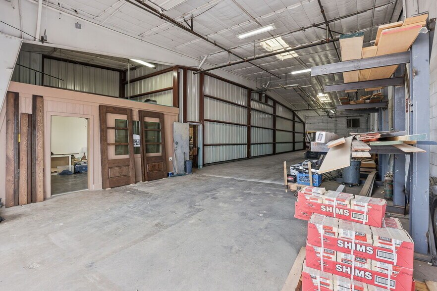 More Photos Of 113 E Pioneer St, Phoenix Warehouse For Lease