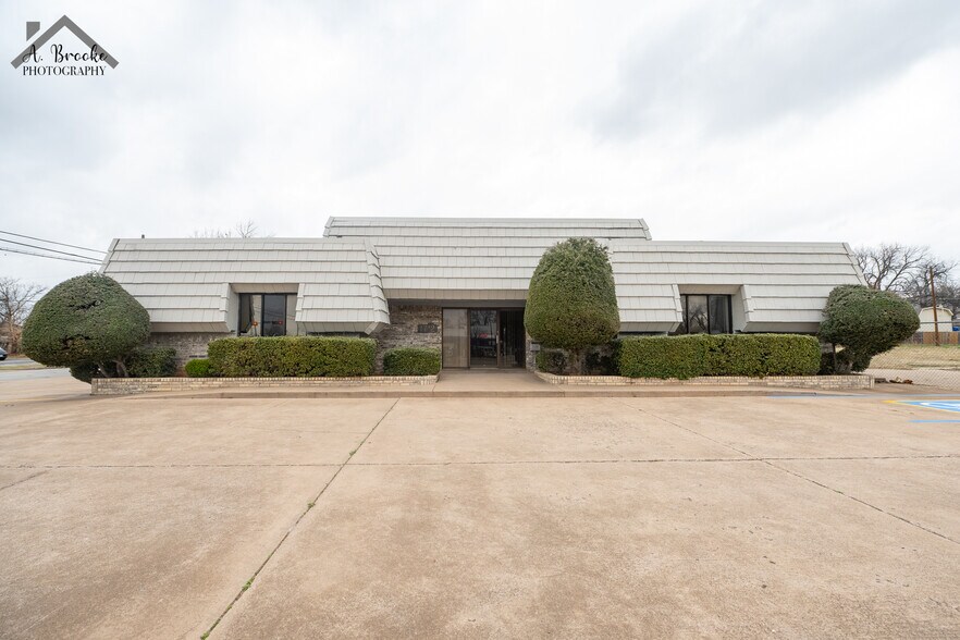 More Photos Of 1712 Kemp Blvd, Wichita Falls Office For Lease
