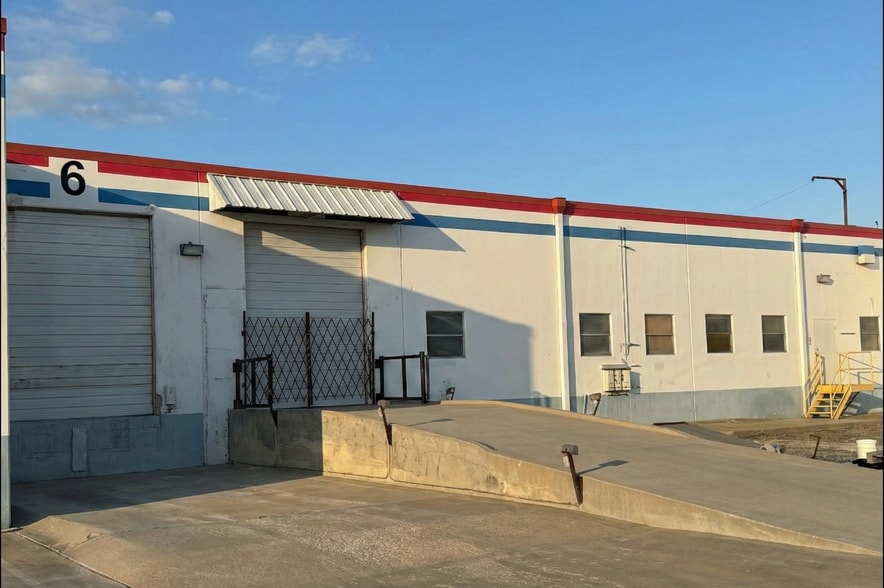 More Photos Of 309 Palette Dr, Fort Worth Manufacturing For Lease