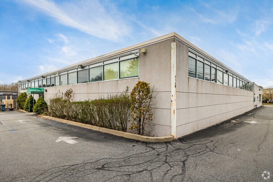 More Photos Of 111 Express St, Plainview Office For Sale