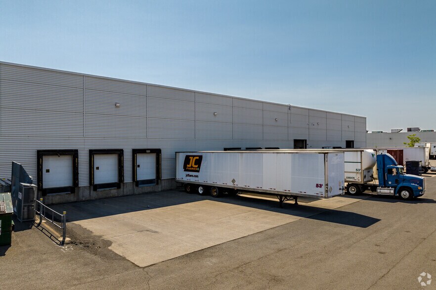 More Photos Of 2625-2655 Boul Jacques-Cartier E, Longueuil Flex For Lease