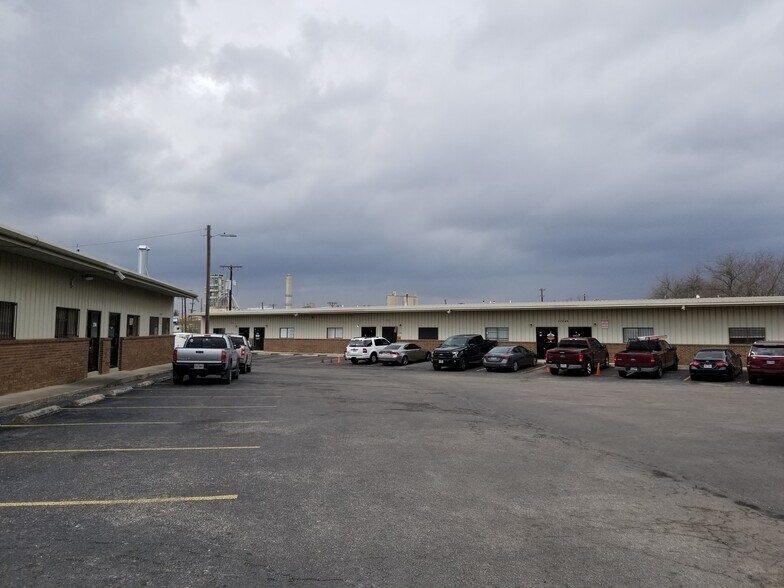 More Photos Of 11549 Old Perrin Beitel Rd, San Antonio Light Manufacturing For Lease