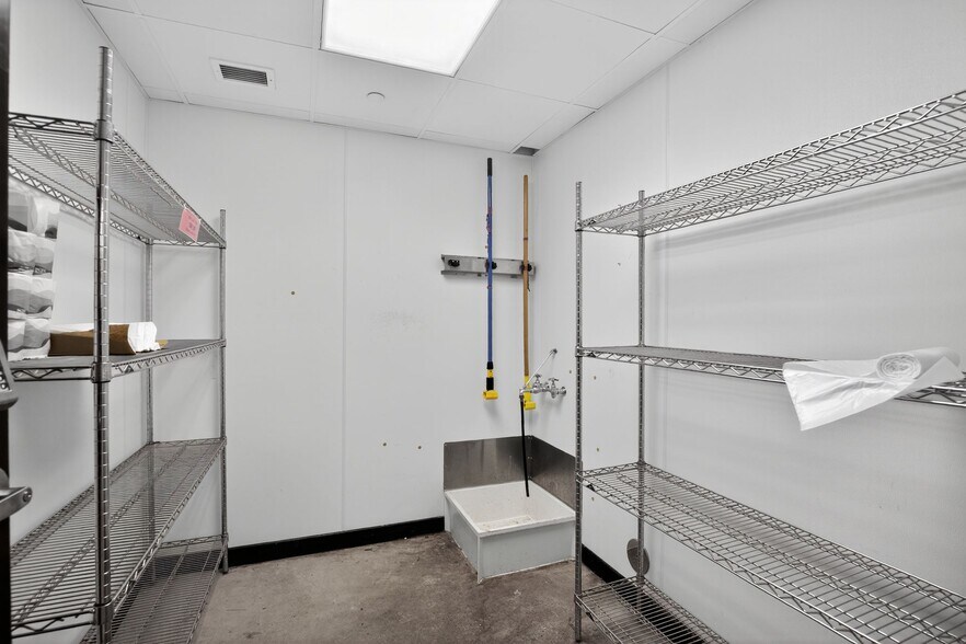 More Photos Of 175 Hawley St, Marquette Medical For Sale