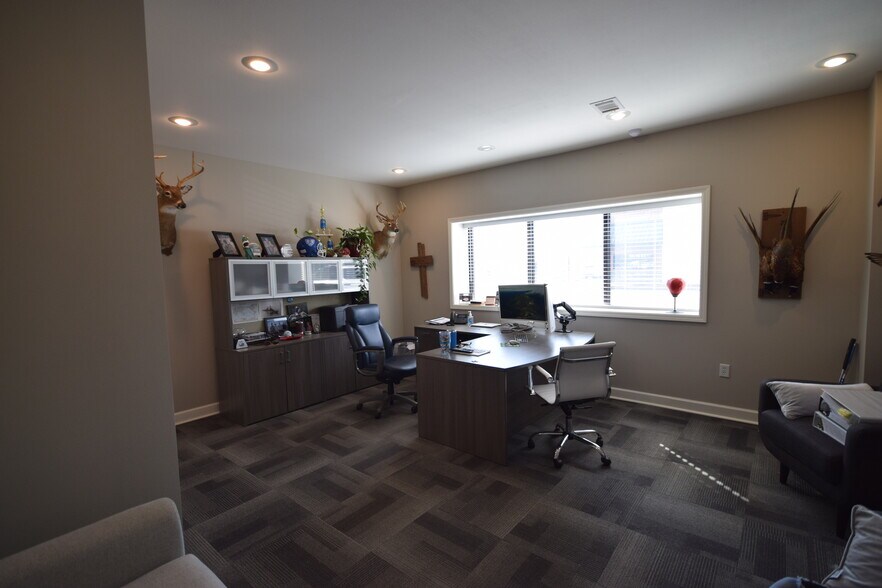 More Photos Of 170 Commerce Rd, Conway Warehouse For Lease