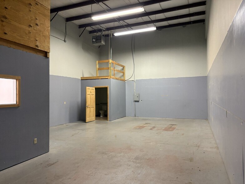 More Photos Of 200 Old County Cir, Windsor Locks Warehouse For Lease