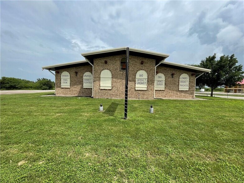 More Photos Of 1002 Victoria, Refugio Restaurant For Sale